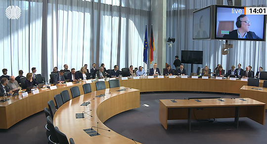 Kép a német parlamenti koronavírus-vizsgálóbizottság 2026. március 19-én nyilvános meghallgatásáról