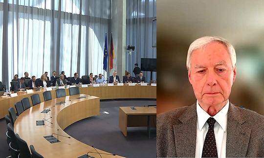 Kép a német parlamenti koronavírus-vizsgálóbizottság 2026. március 19-én nyilvános meghallgatásáról és Dr. Helmut Sterz, Die Impf-Mafia könyv borítója