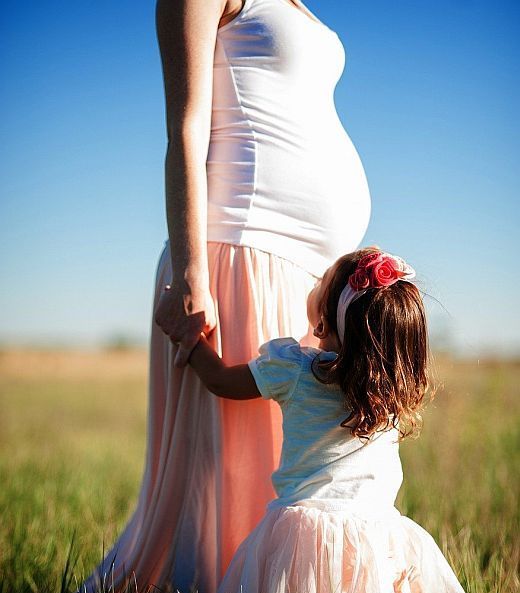Terhes nő kislánnyal